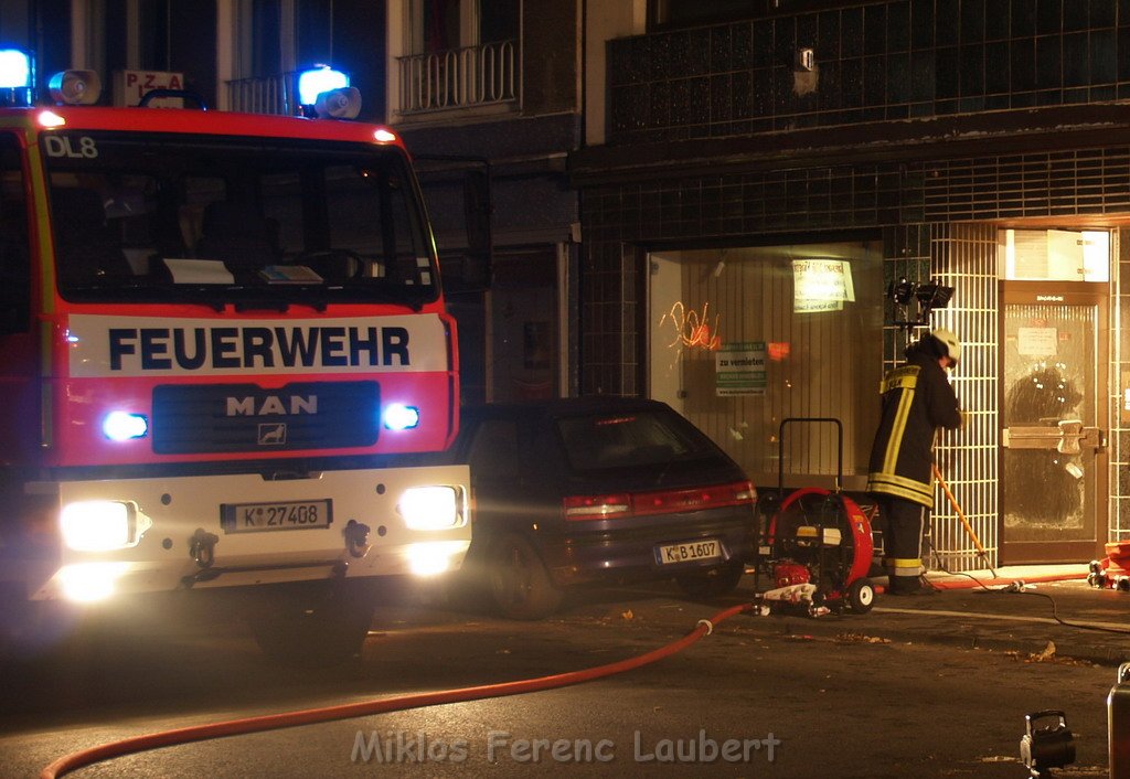 Brand mit Menschenrettung Koeln Vingst Homarstr 3     P057.JPG